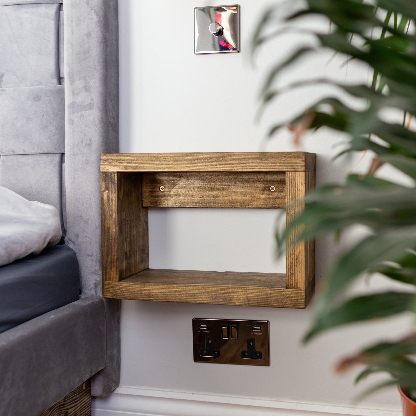 FLOATING BEDSIDE TABLE